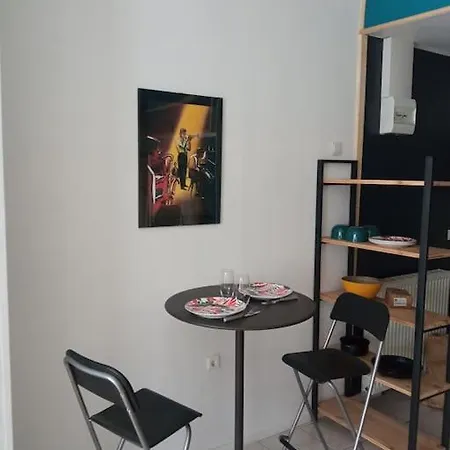 A 2 Pas De Naval Group Au Coeur D Rue Commercante *