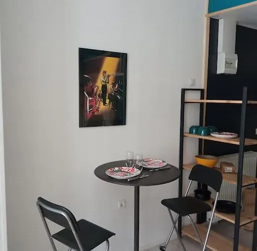 A 2 Pas De Naval Group Au Coeur D Rue Commercante *