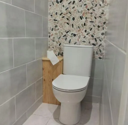 A 2 Pas De Naval Group Au Coeur D Rue Commercante Cherbourg-en-Cotentin