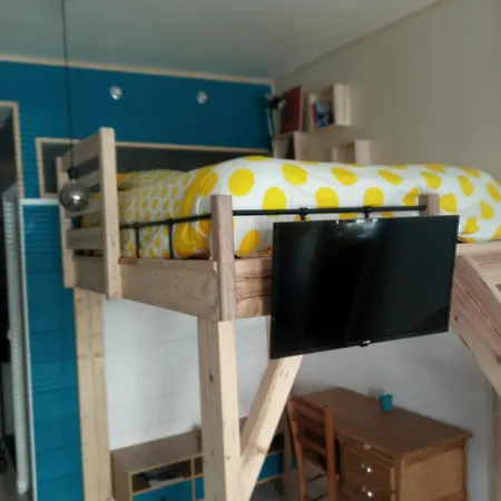 A 2 Pas De Naval Group Au Coeur D Rue Commercante