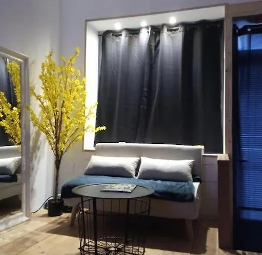 à 2 Pas De Naval Group Au Coeur D Rue Commerçante