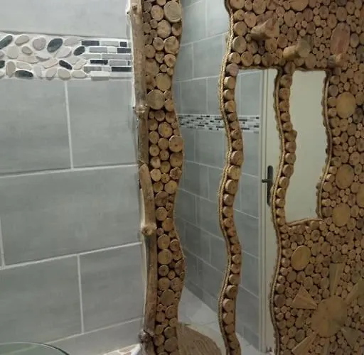 à 2 Pas De Naval Group Au Coeur D Rue Commerçante