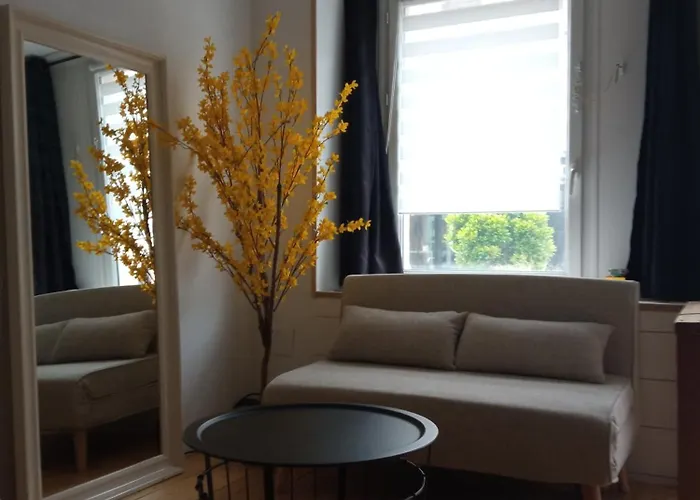 à 2 Pas De Naval Group Au Coeur D Rue Commerçante Appartement *