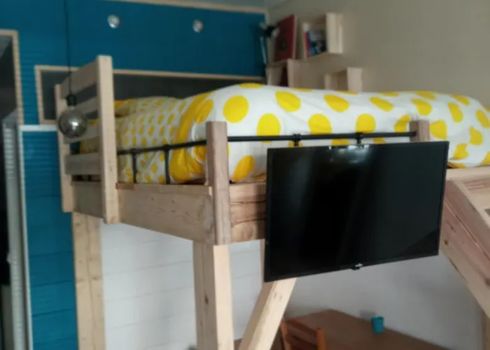 à 2 Pas De Naval Group Au Coeur D Rue Commerçante